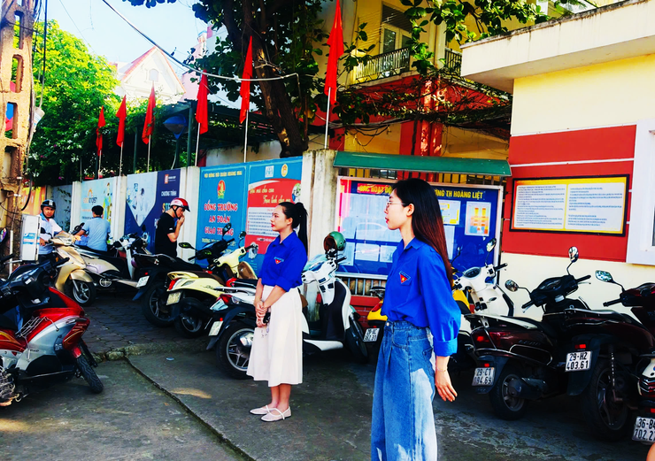 Trường Tiểu học Hoàng Liệt hân hoan chào đón học sinh lớp Một - Dìu dắt những bước đi đầu tiên đầy yêu thương và hi vọng - Ảnh 2.