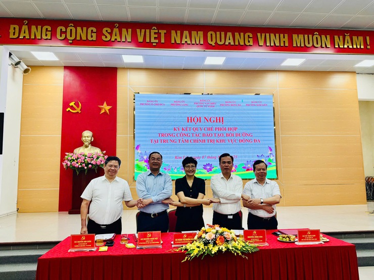 Hội nghị ký kết quy chế phối hợp trong đào tạo, bồi dưỡng cán bộ, đảng viên khu vực Đống Đa- Ảnh 2.