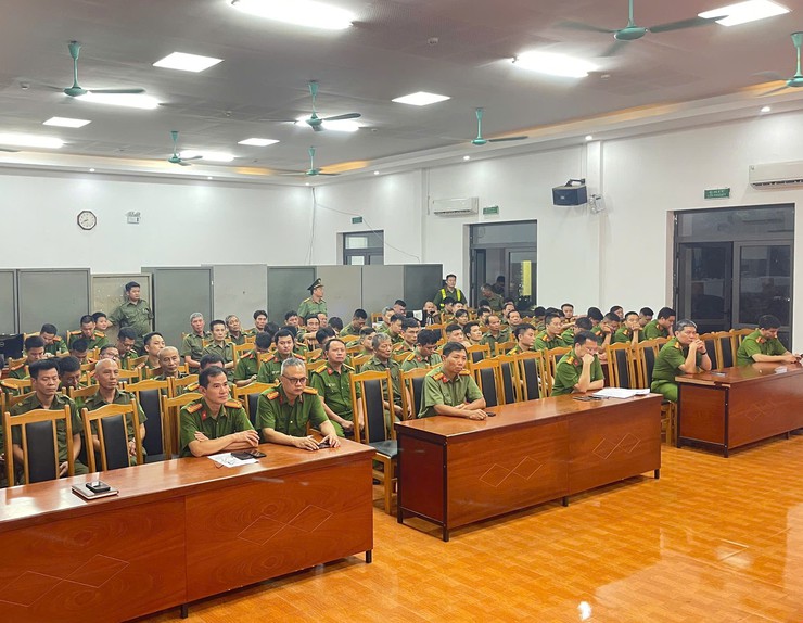 Công an xã Thiên Lộc ra quân tổng kiểm tra, kiểm soát hành chính trên địa bàn xã, chào mừng kỷ niệm 80 năm Cách mạng tháng Tám thành công; Quốc khánh 2/9 và Đại hội Đảng các cấp nhiệm kỳ 2025-2030- Ảnh 2.