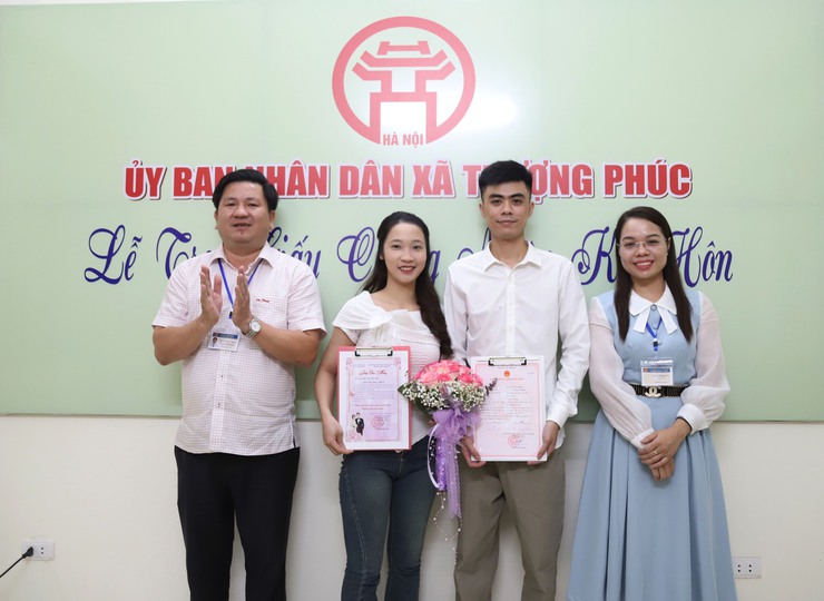 UBND xã Thượng Phúc trao giấy chứng nhận kết hôn và tặng hoa chúc mừng cho công dân- Ảnh 1.