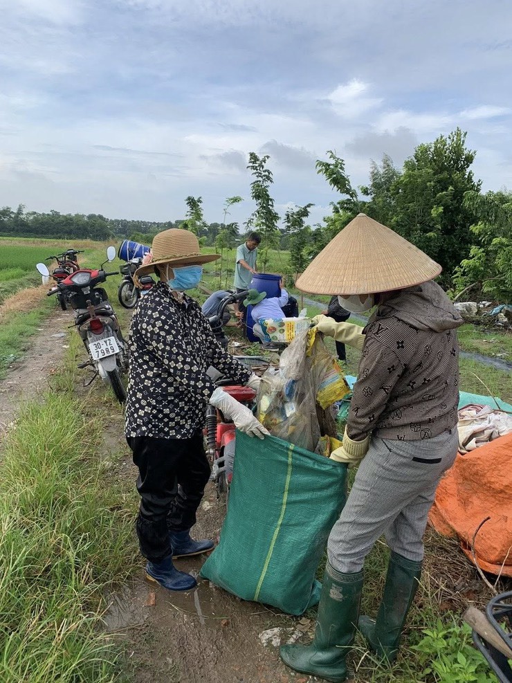 CHI HỘI NÔNG DÂN THÔN ĐÔNG, THÔN NINH MÔN ( XÃ NỘI BÀI) THU GOM VỎ BAO BÌ THUỐC BẢO VỆ THỰC VẬT VÀ ĐẶT THÊM CÁC THÙNG ĐỰNG TẠI CÁC CÁNH ĐỒNG- Ảnh 2.