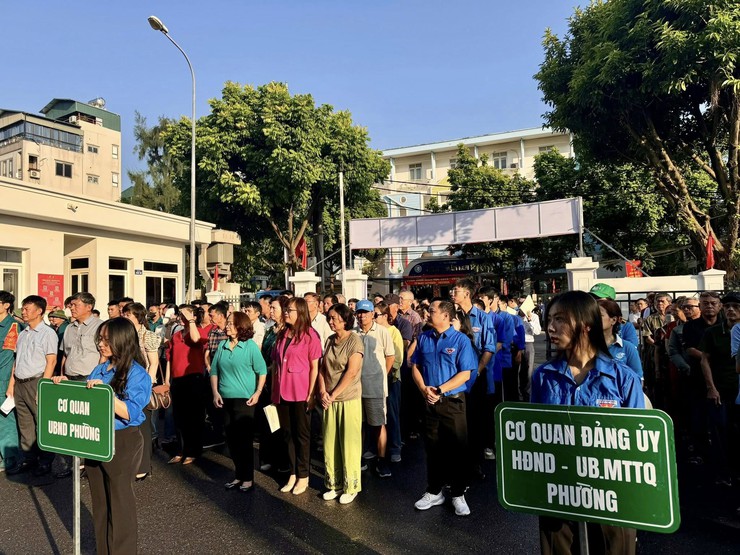 PHƯỜNG HỒNG HÀ PHÁT ĐỘNG RA QUÂN TỔNG VỆ SINH MÔI TRƯỜNG NĂM 2025: LAN TOẢ TRÁCH NHIỆM VÌ THỦ ĐÔ SÁNG – XANH – SẠCH – ĐẸP- Ảnh 4.