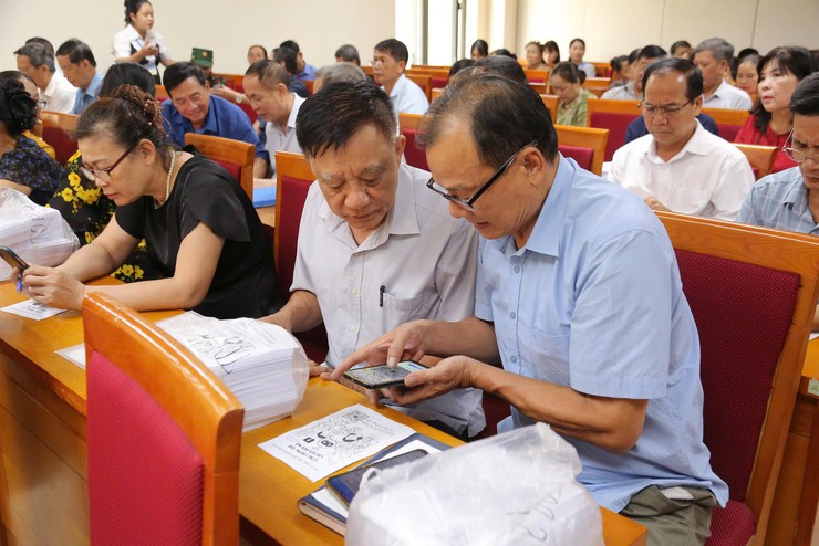 Phường Dương Nội triển khai chiến dịch “ 45 ngày đêm ra quân hỗ trợ hoạt động chuyển đổi số”- Ảnh 2.