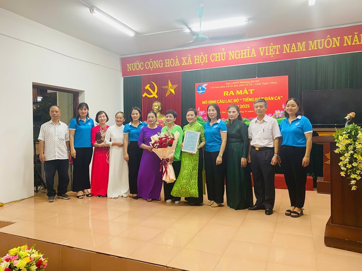 Chi hội phụ nữ TDP số 16 cụm Ngọc Thuỵ-phường Bồ Đề ra mắt câu lạc bộ “Tiếng hát dân ca”- Ảnh 1.