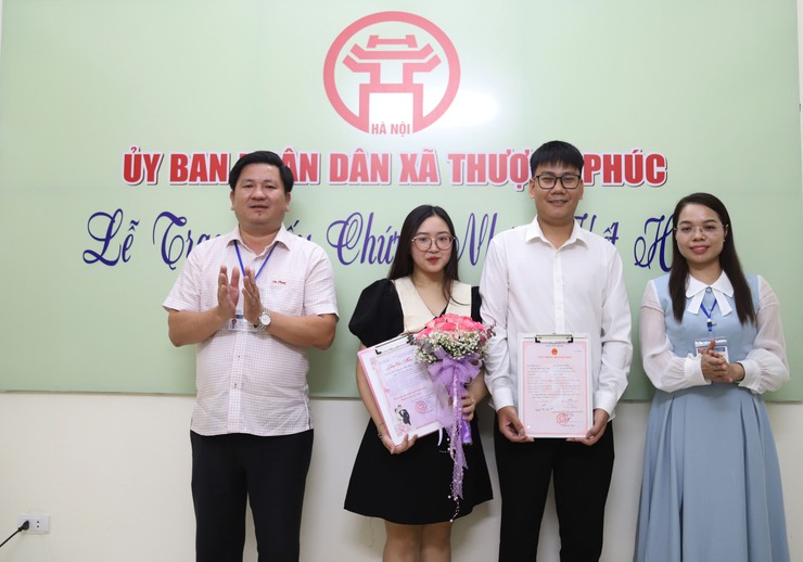 UBND xã Thượng Phúc trao giấy chứng nhận kết hôn và tặng hoa chúc mừng cho công dân- Ảnh 2.