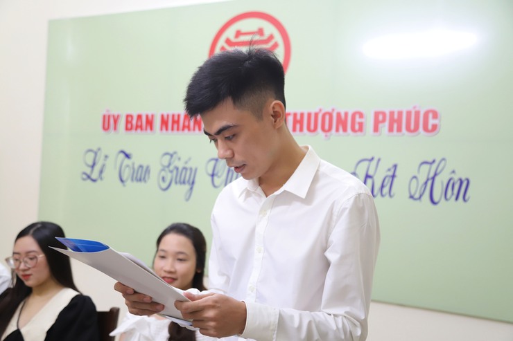 UBND xã Thượng Phúc trao giấy chứng nhận kết hôn và tặng hoa chúc mừng cho công dân- Ảnh 4.
