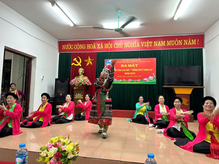 Chi hội phụ nữ TDP số 16 cụm Ngọc Thuỵ-phường Bồ Đề ra mắt câu lạc bộ “Tiếng hát dân ca”- Ảnh 4.