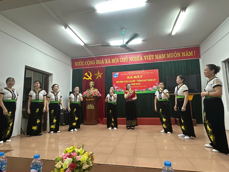 Chi hội phụ nữ TDP số 16 cụm Ngọc Thuỵ-phường Bồ Đề ra mắt câu lạc bộ “Tiếng hát dân ca”- Ảnh 7.