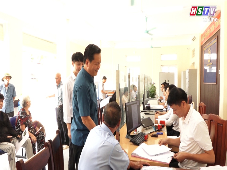 Xã Hương Sơn xây dựng chính quyền gần dân, sát dân, làm hết việc, chứ không hết giờ- Ảnh 1.