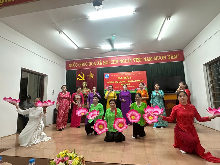 Chi hội phụ nữ TDP số 16 cụm Ngọc Thuỵ-phường Bồ Đề ra mắt câu lạc bộ “Tiếng hát dân ca”- Ảnh 3.