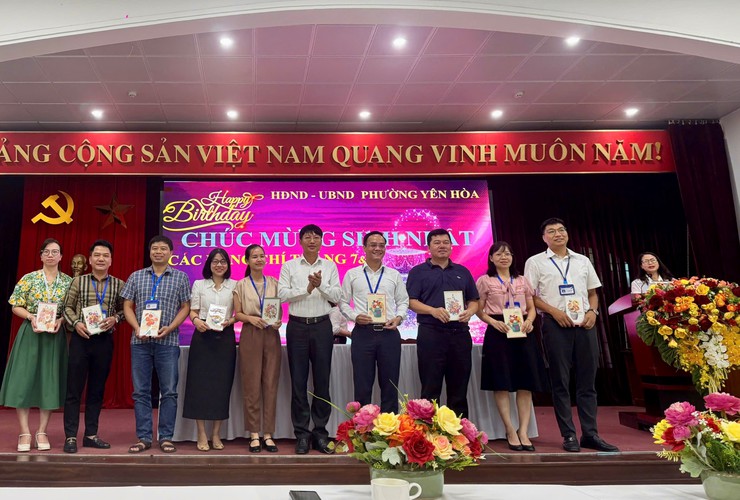 Cơ quan HĐND - UBND phường Yên Hòa tổ chức nghi thức chào cờ và sinh hoạt dưới cờ tháng 8/2025.- Ảnh 2.