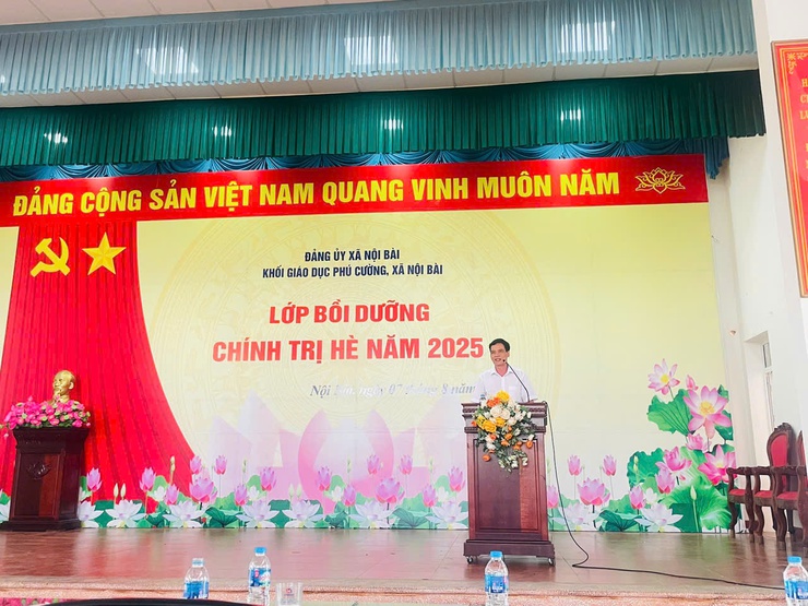 HƠN 200 CÁN BỘ QUẢN LÝ, GIÁO VIÊN, NHÂN VIÊN 
CÁC TRƯỜNG MẦM NON, TIỂU HỌC, THCS PHÚ CƯỜNG THAM DỰ LỚP BỒI DƯỠNG CHÍNH TRỊ HÈ NĂM 2025- Ảnh 4.