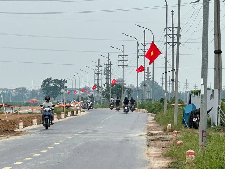 Phát huy truyền thống yêu nước, Nhân dân xã Thanh Oai tích cực treo cờ Tổ quốc, cờ Đảng chào mừng đại hội Đảng bộ xã và kỷ niệm 80 năm Cách mạng Tháng Tám, Quốc khánh 2/9- Ảnh 1.