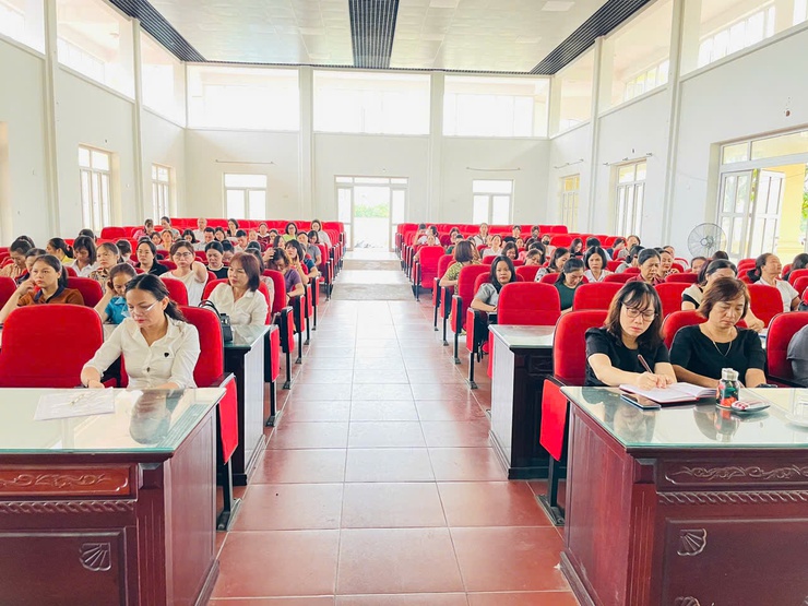 HƠN 200 CÁN BỘ QUẢN LÝ, GIÁO VIÊN, NHÂN VIÊN 
CÁC TRƯỜNG MẦM NON, TIỂU HỌC, THCS PHÚ CƯỜNG THAM DỰ LỚP BỒI DƯỠNG CHÍNH TRỊ HÈ NĂM 2025- Ảnh 1.