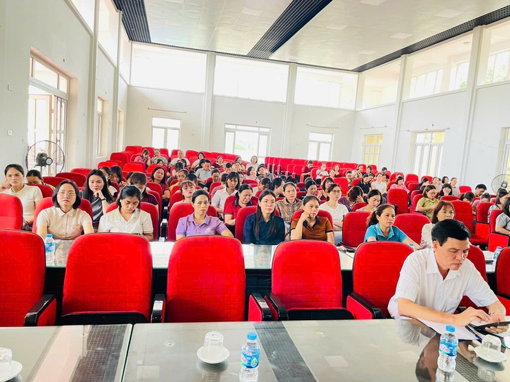 HƠN 200 CÁN BỘ QUẢN LÝ, GIÁO VIÊN, NHÂN VIÊN 
CÁC TRƯỜNG MẦM NON, TIỂU HỌC, THCS PHÚ CƯỜNG THAM DỰ LỚP BỒI DƯỠNG CHÍNH TRỊ HÈ NĂM 2025- Ảnh 2.
