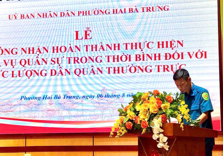 Phường Hai Bà Trưng tổ chức Lễ công bố quyết định công nhận hoàn thành nghĩa vụ quân sự trong thời bình đối với lực lượng dân quân thường trực năm 2025 - Ảnh 1.
