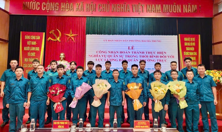 Phường Hai Bà Trưng tổ chức Lễ công bố quyết định công nhận hoàn thành nghĩa vụ quân sự trong thời bình đối với lực lượng dân quân thường trực năm 2025 - Ảnh 2.
