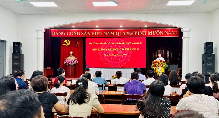 Cơ quan HĐND - UBND phường Yên Hòa tổ chức nghi thức chào cờ và sinh hoạt dưới cờ tháng 8/2025.- Ảnh 1.