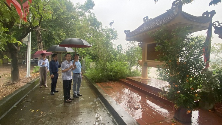 Đồng chí Bùi Thế Cường - Ủy viên BTV, Phó Chủ tịch UBND kiểm tra công tác tuyên truyền và tiến độ tu bổ di tích trên địa bàn phường Phú Thượng- Ảnh 2.