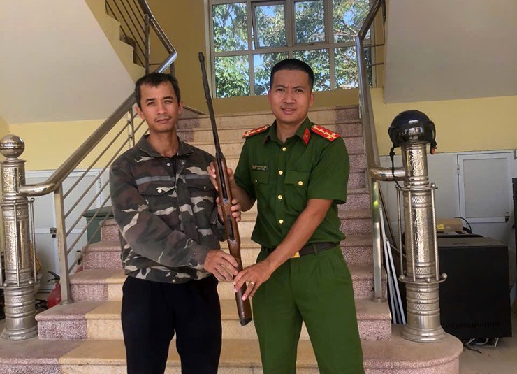 Công an xã Bát Tràng đẩy mạnh tuyên truyền, vận động thu hồi vũ khí, vật liệu nổ, công cụ hỗ trợ- Ảnh 3.