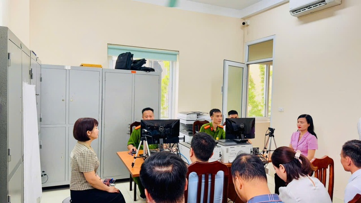 ĐẢNG ỦY XÃ TAM HƯNG TRIỂN KHAI CÔNG TÁC ĐỔI THẺ ĐẢNG VIÊN THEO CHỈ ĐẠO CỦA THÀNH ỦY HÀ NỘI- Ảnh 1.