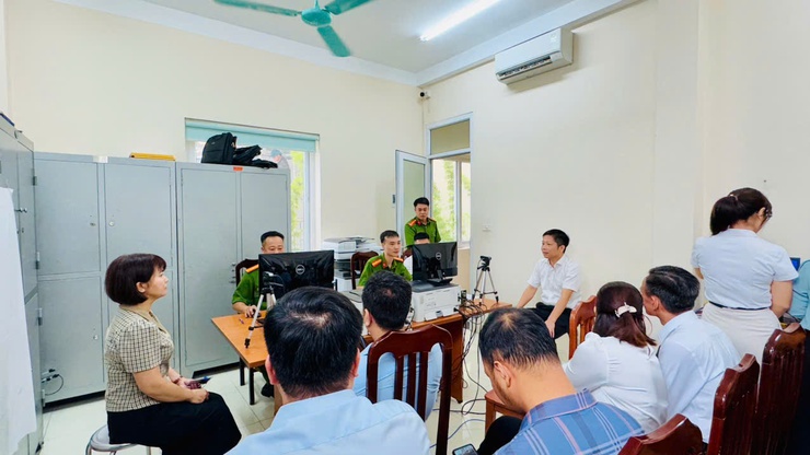 ĐẢNG ỦY XÃ TAM HƯNG TRIỂN KHAI CÔNG TÁC ĐỔI THẺ ĐẢNG VIÊN THEO CHỈ ĐẠO CỦA THÀNH ỦY HÀ NỘI- Ảnh 4.