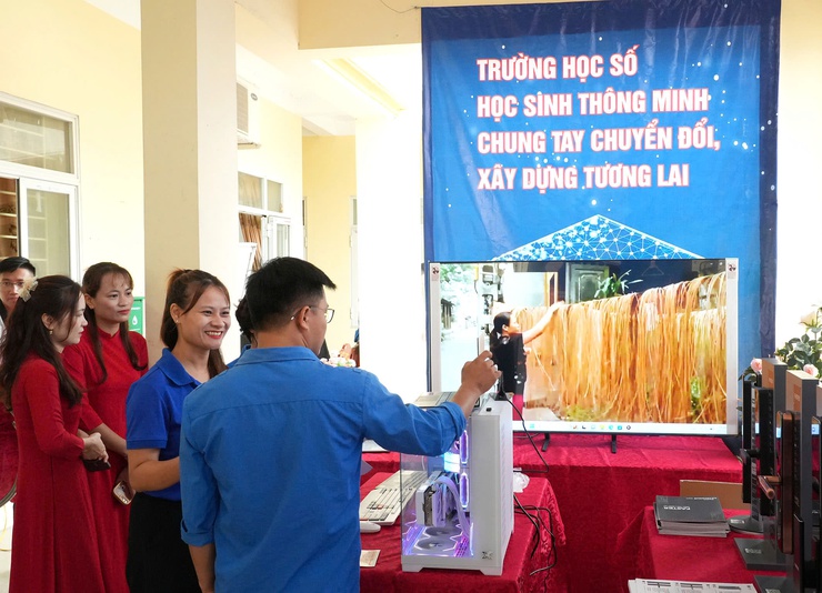 Phát động phong trào “Bình dân học vụ số” và triển khai chiến dịch “45 ngày đêm ra quân hỗ trợ hoạt động chuyển đổi số”  trên địa bàn xã- Ảnh 5.