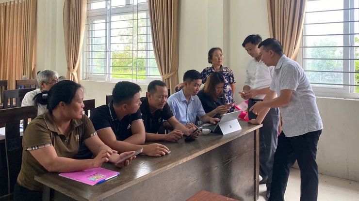 Sinh hoạt chuyên đề tại Chi bộ thôn Đoàn xá, Giang Làng về đẩy mạnh chuyển đổi số trong Đảng và triển khai phong trào “Bình dân học vụ số”- Ảnh 2.