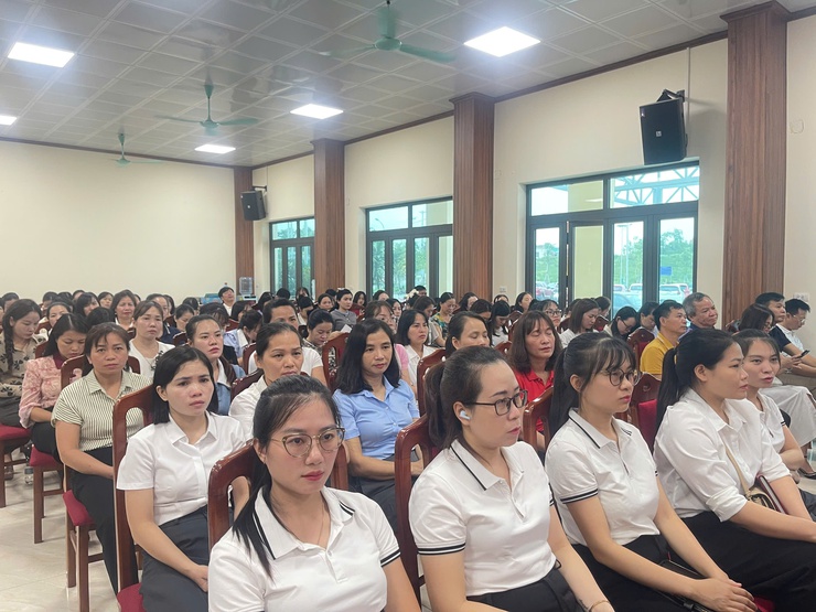 Xã Vĩnh Thanh tổ chức Lớp bồi dưỡng, tập huấn lý luận chính trị hè năm 2025 cho đội ngũ cán bộ quản lý giáo dục, giáo viên.- Ảnh 7.
