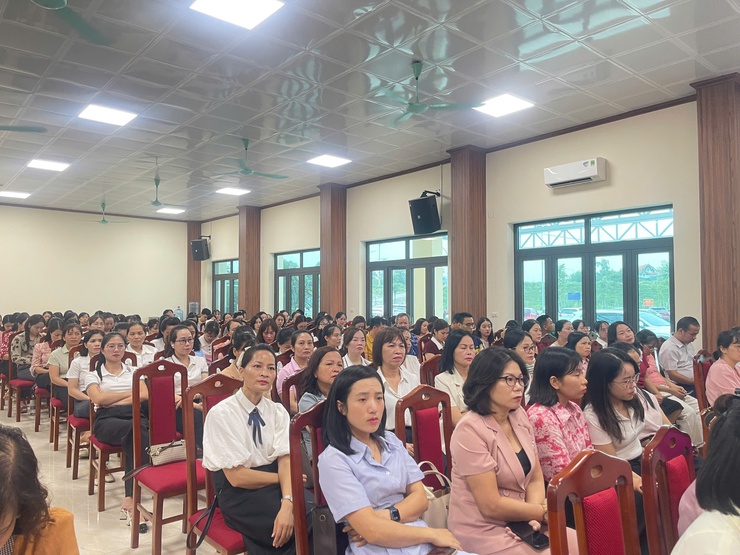 Xã Vĩnh Thanh tổ chức Lớp bồi dưỡng, tập huấn lý luận chính trị hè năm 2025 cho đội ngũ cán bộ quản lý giáo dục, giáo viên.- Ảnh 6.