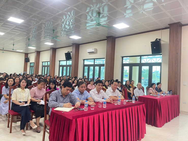 Xã Vĩnh Thanh tổ chức Lớp bồi dưỡng, tập huấn lý luận chính trị hè năm 2025 cho đội ngũ cán bộ quản lý giáo dục, giáo viên.- Ảnh 5.