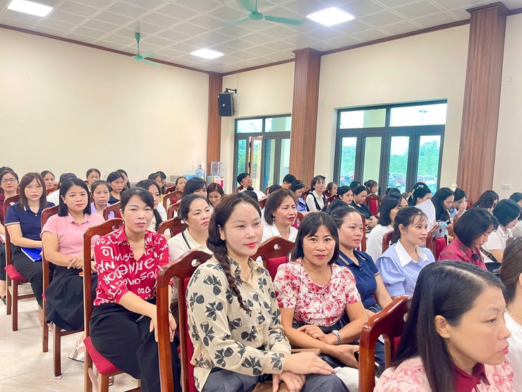 Xã Vĩnh Thanh tổ chức Lớp bồi dưỡng, tập huấn lý luận chính trị hè năm 2025 cho đội ngũ cán bộ quản lý giáo dục, giáo viên.- Ảnh 8.
