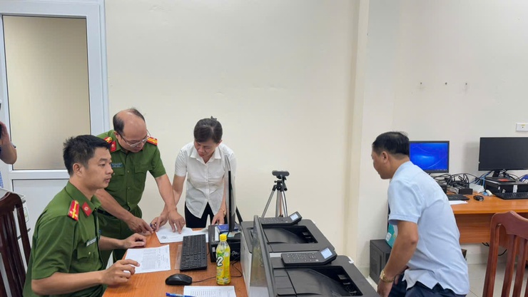 ĐẢNG ỦY XÃ TAM HƯNG TRIỂN KHAI CÔNG TÁC ĐỔI THẺ ĐẢNG VIÊN THEO CHỈ ĐẠO CỦA THÀNH ỦY HÀ NỘI- Ảnh 9.