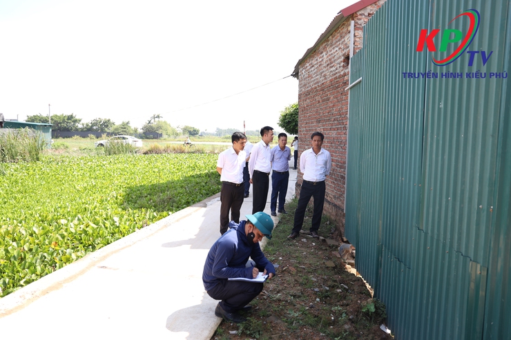 Đoàn công tác UBND xã Kiều Phú kiểm tra công tác quản lý đất đai, trật tự xây dựng trên địa bàn- Ảnh 1.