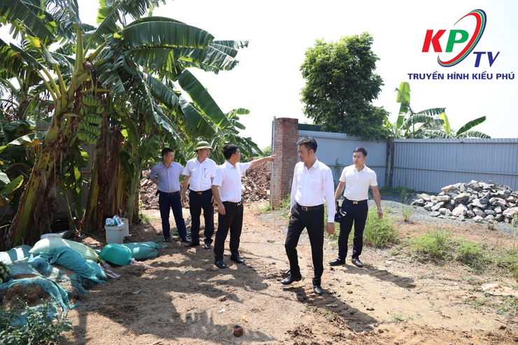 Đoàn công tác UBND xã Kiều Phú kiểm tra công tác quản lý đất đai, trật tự xây dựng trên địa bàn- Ảnh 4.