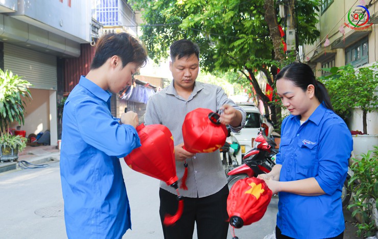 Thôn Du Nghệ sôi nổi ra quân trang trí khánh tiết, thiết thực chào mừng các ngày lễ lớn và Đại hội Đảng bộ xã Quốc Oai lần thứ I, nhiệm kỳ 2025 – 2030- Ảnh 1.