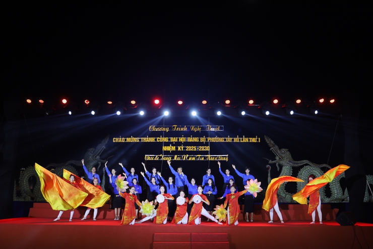 Phường Tây Hồ tổ chức chương trình nghệ thuật chào mừng thành công Đại hội Đảng bộ phường- Ảnh 4.