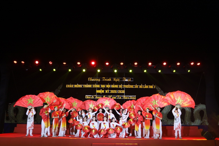 Phường Tây Hồ tổ chức chương trình nghệ thuật chào mừng thành công Đại hội Đảng bộ phường- Ảnh 3.