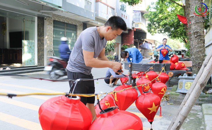 Thôn Du Nghệ sôi nổi ra quân trang trí khánh tiết, thiết thực chào mừng các ngày lễ lớn và Đại hội Đảng bộ xã Quốc Oai lần thứ I, nhiệm kỳ 2025 – 2030- Ảnh 2.