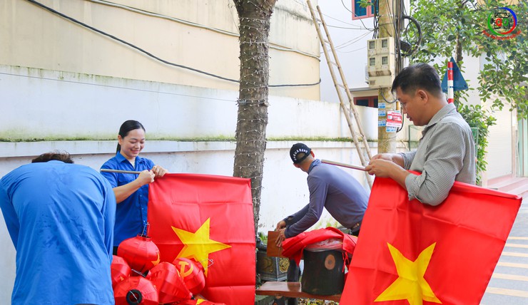 Thôn Du Nghệ sôi nổi ra quân trang trí khánh tiết, thiết thực chào mừng các ngày lễ lớn và Đại hội Đảng bộ xã Quốc Oai lần thứ I, nhiệm kỳ 2025 – 2030- Ảnh 4.