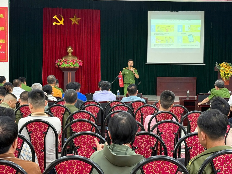 Phường Phú Lương tổ chức tuyên truyền, phổ biến kiến thức, pháp luật về PCCC&CNCH cho gần 200 đại biểu- Ảnh 3.
