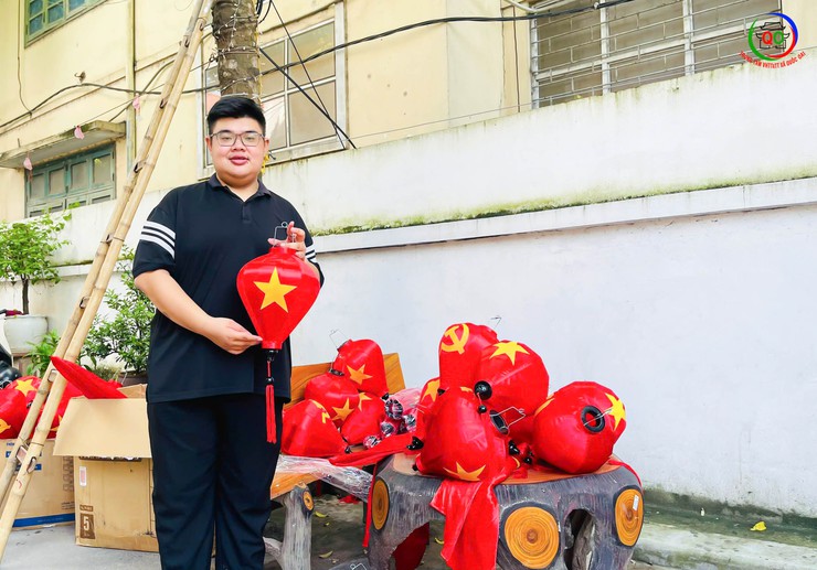 Thôn Du Nghệ sôi nổi ra quân trang trí khánh tiết, thiết thực chào mừng các ngày lễ lớn và Đại hội Đảng bộ xã Quốc Oai lần thứ I, nhiệm kỳ 2025 – 2030- Ảnh 6.