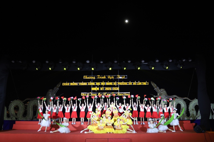 Phường Tây Hồ tổ chức chương trình nghệ thuật chào mừng thành công Đại hội Đảng bộ phường- Ảnh 5.