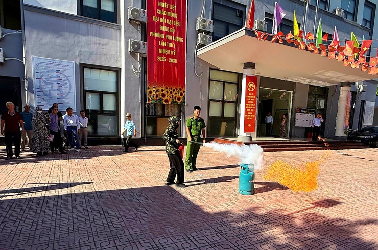 Phường Phú Lương tổ chức tuyên truyền, phổ biến kiến thức, pháp luật về PCCC&CNCH cho gần 200 đại biểu- Ảnh 4.
