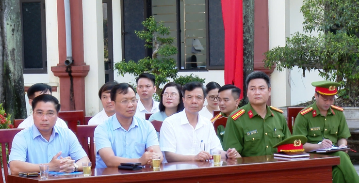 ỨNG HOÀ RA QUÂN TẤN CÔNG, TRẤN ÁP TỘI PHẠM; TỔNG KIỂM TRA, XỬ LÝ VI PHẠM VỀ TRẬT TỰ ĐÔ THỊ, TRẬT TỰ XÂY DỰNG, VỆ SINH MÔI TRƯỜNG VÀ XÂY DỰNG VĂN MINH ĐÔ THỊ.- Ảnh 1.