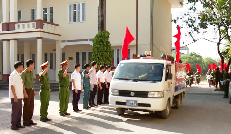 ỨNG HOÀ RA QUÂN TẤN CÔNG, TRẤN ÁP TỘI PHẠM; TỔNG KIỂM TRA, XỬ LÝ VI PHẠM VỀ TRẬT TỰ ĐÔ THỊ, TRẬT TỰ XÂY DỰNG, VỆ SINH MÔI TRƯỜNG VÀ XÂY DỰNG VĂN MINH ĐÔ THỊ.- Ảnh 5.