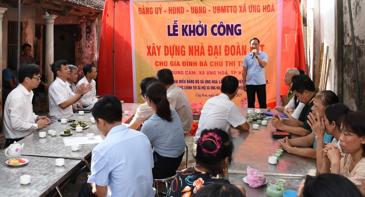 KHỞI CÔNG XÂY DỰNG NHÀ “ĐẠI ĐOÀN KẾT” TẠI THÔN DŨNG CẢM VÀ GẮN BIỂN CÁC CÔNG TRÌNH CHÀO MỪNG ĐẠI HỘI ĐẢNG.- Ảnh 1.