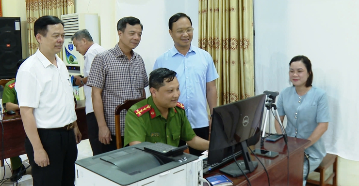 Công an xã Ứng Hòa tích cực hỗ trợ đổi thẻ đảng viên.- Ảnh 1.