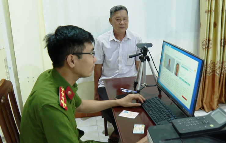 Công an xã Ứng Hòa tích cực hỗ trợ đổi thẻ đảng viên.- Ảnh 2.