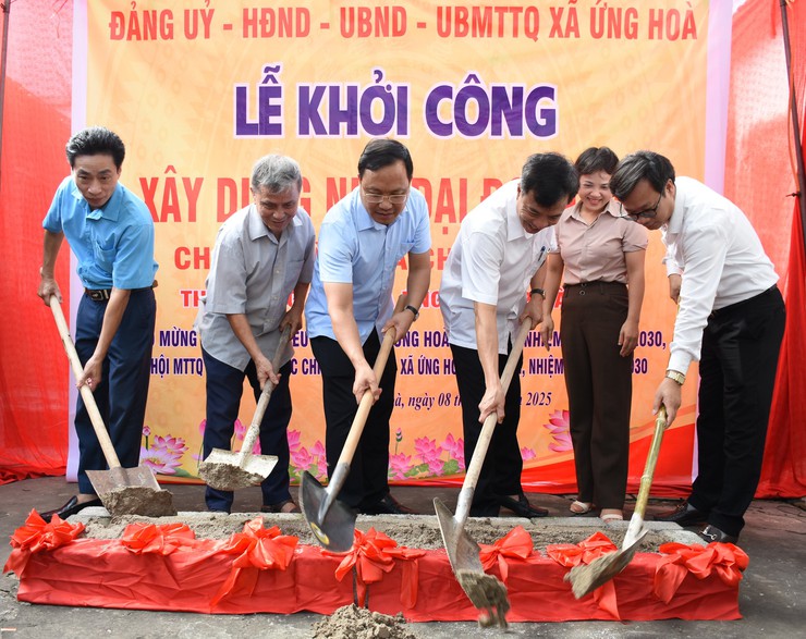 KHỞI CÔNG XÂY DỰNG NHÀ “ĐẠI ĐOÀN KẾT” TẠI THÔN DŨNG CẢM VÀ GẮN BIỂN CÁC CÔNG TRÌNH CHÀO MỪNG ĐẠI HỘI ĐẢNG.- Ảnh 2.